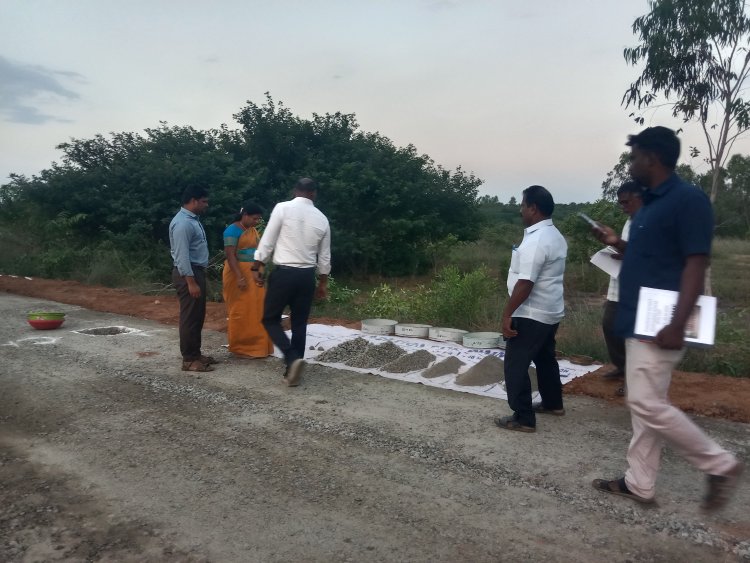 புதுக்கோட்டையில் கிராம சாலைகளை சிறப்புச் செயலர் நகராட்சி நிர்வாகம் மற்றும் குடிநீர் வழங்கல் துறை இயக்குனர் எஸ்.கணேஷ் மற்றும் மாவட்ட ஊரக வளர்ச்சி திட்ட இயக்குனர் திருமதி.ஜெயசுதா ஆய்வு