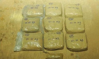 புதுக்கோட்டையில் இருந்து தொண்டி சென்ற தனியார் பேருந்தில் நான்கரை கோடி மதிப்பு கொண்ட உயர்ரகப் போதைப்பொருள் சிக்கியது.