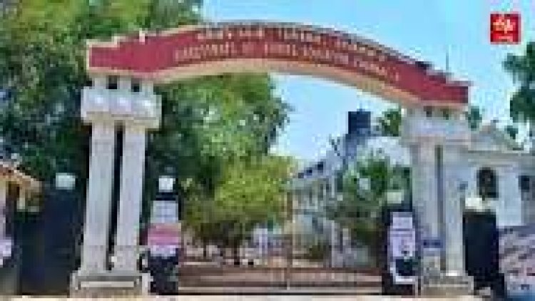 அரசு உதவி பெறும் பள்ளி மாணவிகளுக்கு ஆபாச வீடியோக்களை காட்டி பாலியல் தொந்தரவு செய்த ஆசிரியர் உள்ளிட்ட மூன்று பேர் மீது போக்சோவில் வழக்கு பதிவு