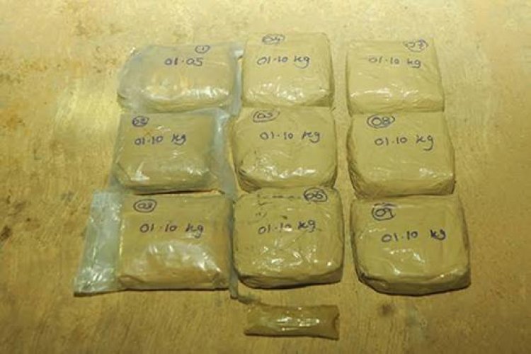 புதுக்கோட்டையில் இருந்து தொண்டி சென்ற தனியார் பேருந்தில் நான்கரை கோடி மதிப்பு கொண்ட உயர்ரகப் போதைப்பொருள் சிக்கியது.