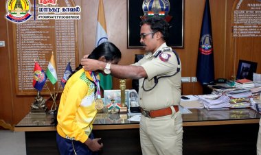 தங்கம் வென்ற தலைமை காவலரின் புதல்வி.உமையாழினி, மாநகர காவல் ஆணையர் திரு.ஜெ.லோகநாதன் அவர்களின் பாராட்டுக்கள்.