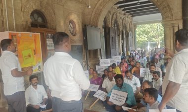 வருவாய் துறையினர்களின் (7) அம்ச கோரிக்கைகளை நிறைவேற்றக் கோரி, தமிழக அரசை கண்டித்து போராட்டத்தில் குதித்த புதுக்கோட்டை வருவாய்த்துறையினர்.