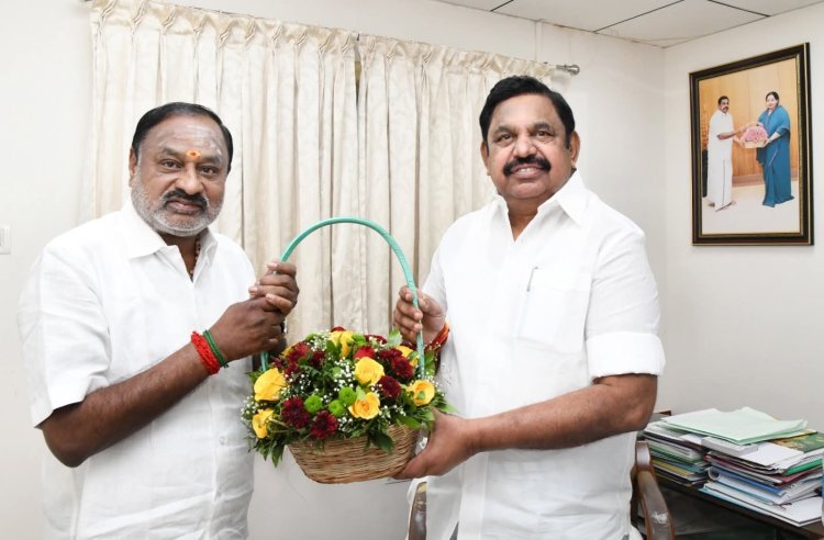 அதிமுக பொதுச்செயலாளரிடம் வரும் தேர்தலுக்கு  விருப்ப மனு கொடுத்த பிறகு,  நேரில் சந்தித்து வாழ்த்துக்கள் பெற்ற அரிமளம் ஒன்றிய செயலாளர் S.திலகர் அவர்கள்