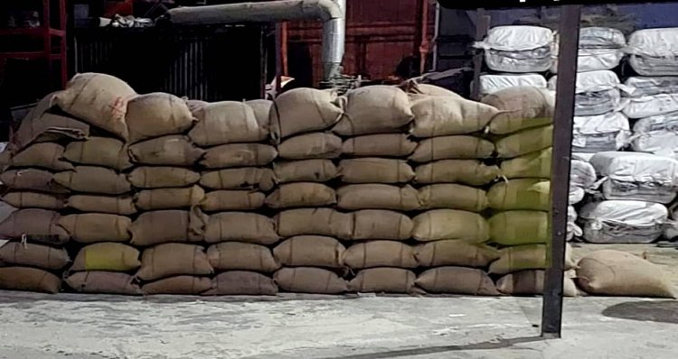 அரிசி அரவை மில்லில் ரேஷன் அரிசி பதுக்கிய 6 பேர் கைது - 40 ஆயிரம் கிலோ ரேஷன் அரிசி, மினி லாரி பறிமுதல் - அரிசி அரவை மில்லுக்கு சீல்!!!  புதுக்கோட்டை மாவட்டத்தில் அதிகாரிகள் உரக்கமா?