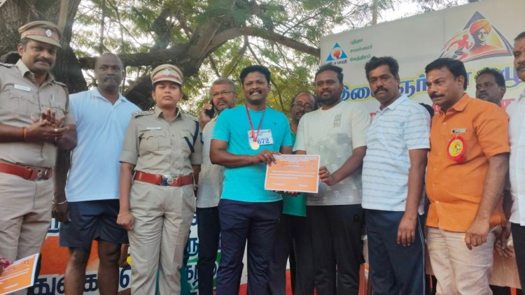 ஆர்.எஸ்.எஸ் இயக்கத்தின் இன்னொரு பிரிவான புத்தா சம்ஸ்கார் கேந்திரம் மற்றும் கிரீடா பாரதி ஆகிய அமைப்புகள் இணைந்து நடத்திய இந்த மாரத்தான் போட்டி புதுக்கோட்டை மன்னர் கல்லூரியின் முன்புறம் இருந்து தொடங்கியது.