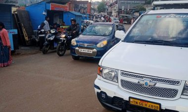 ஊட்டியில் ஆங்காங்கே வாகனங்களை இரண்டு நாட்களுக்கும் மேலாக ஒரே இடத்தில் நிறுத்தி வைப்பதால் போக்குவரத்திற்கு இடஞ்சல், சீர் நடவடிக்கை எடுக்குமா ஊட்டி நிர்வாகம்? நீலகிரி மாவட்ட செய்தியாளர் லிண்டா