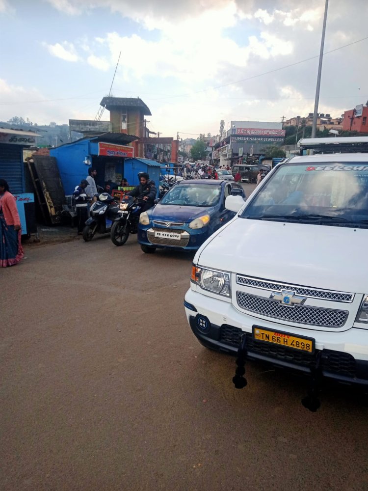 ஊட்டியில் ஆங்காங்கே வாகனங்களை இரண்டு நாட்களுக்கும் மேலாக ஒரே இடத்தில் நிறுத்தி வைப்பதால் போக்குவரத்திற்கு இடஞ்சல், சீர் நடவடிக்கை எடுக்குமா ஊட்டி நிர்வாகம்? நீலகிரி மாவட்ட செய்தியாளர் லிண்டா
