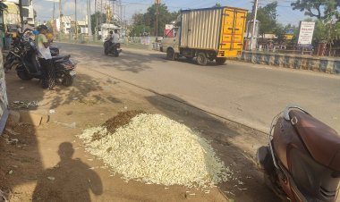 புதுக்கோட்டை பழைய பேருந்து நிலையம் அருகே உள்ள பூ மார்க்கெட்டில் சம்பங்கி பூ விற்பனையாகாமல் சாலையோரம் கொட்டப்பட்டுள்ளது விவசாயிகள் வேதனை