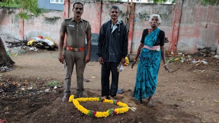 ஆதரவற்ற மூதாட்டி மரணம். நல்லடக்கம் செய்த காவல் உதவி ஆய்வாளர் மற்றும் சமூக செயற்பாட்டாளர்!