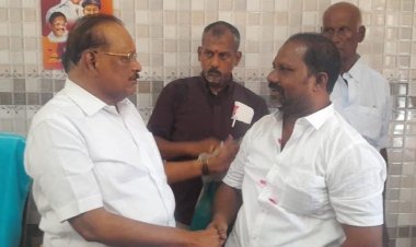 புதுக்கோட்டை மாவட்டம் திருமயம் ஊராட்சி மன்றம் முன்னாள் தலைவர் சிக்கந்தர் இன்று திருமயம் சட்டமன்றத் தொகுதி அலுவலகத்தில் சட்டமன்ற உறுப்பினரும், முன்னாள் அமைச்சருமான எஸ். ரகுபதி முன்னிலையில் தன்னை மீண்டும் திமுக கழகத்தில் இணைத்துக் கொண்டார். மீண்டும் இணைந்த முன்னாள் ஊராட்சி மன்ற தலைவர் சிக்கந்தருக்கு திமுகவினர் வாழ்த்துக்கள் தெரிவித்தனர்.