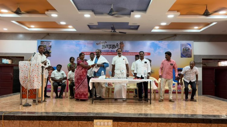கலியுக நாரதர் மாதாந்திர இதழ் வெளியீட்டு விழா நேற்று சீரும் சிறப்புமாக நடைபெற்றது, மாத இதழை உயர் நீதிமன்றம் மதுரை கிளை வழக்கறிஞர் அவர்களுக்கு பொன்னாடை போற்றி சிறப்பித்த கலியுக நாரதர் இணை இயக்குநர் திருமதி க.சுசிலா