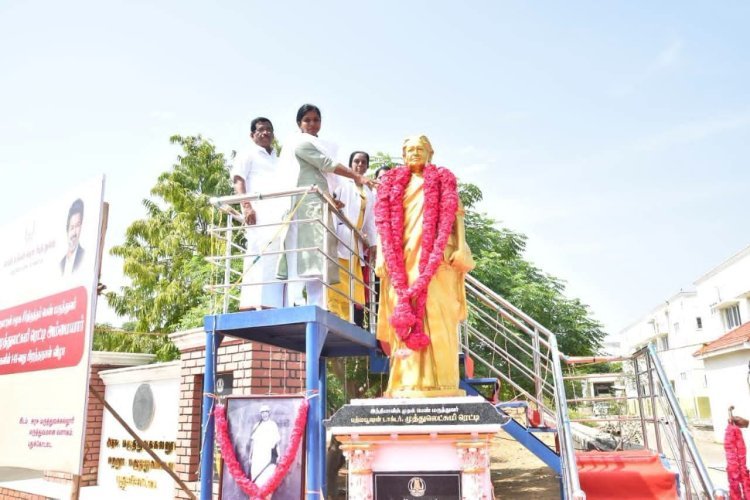 புதுக்கோட்டை மாவட்ட அரசு மருத்துவக்கல்லூரி மருத்துவமனை வளாகத்தில் செய்தி மக்கள் தொடர்புத் துறையின் சார்பில்! கலியுக நாரதர் மாதாந்திர இதழ் வெளியீட்டாளர் மற்றும் ஆசிரியர் வீ.வீரராகவன்!